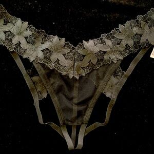 NWT Victoria’s Secret VERY SEXY Black Floral V-String Panty ~ Sz Medium